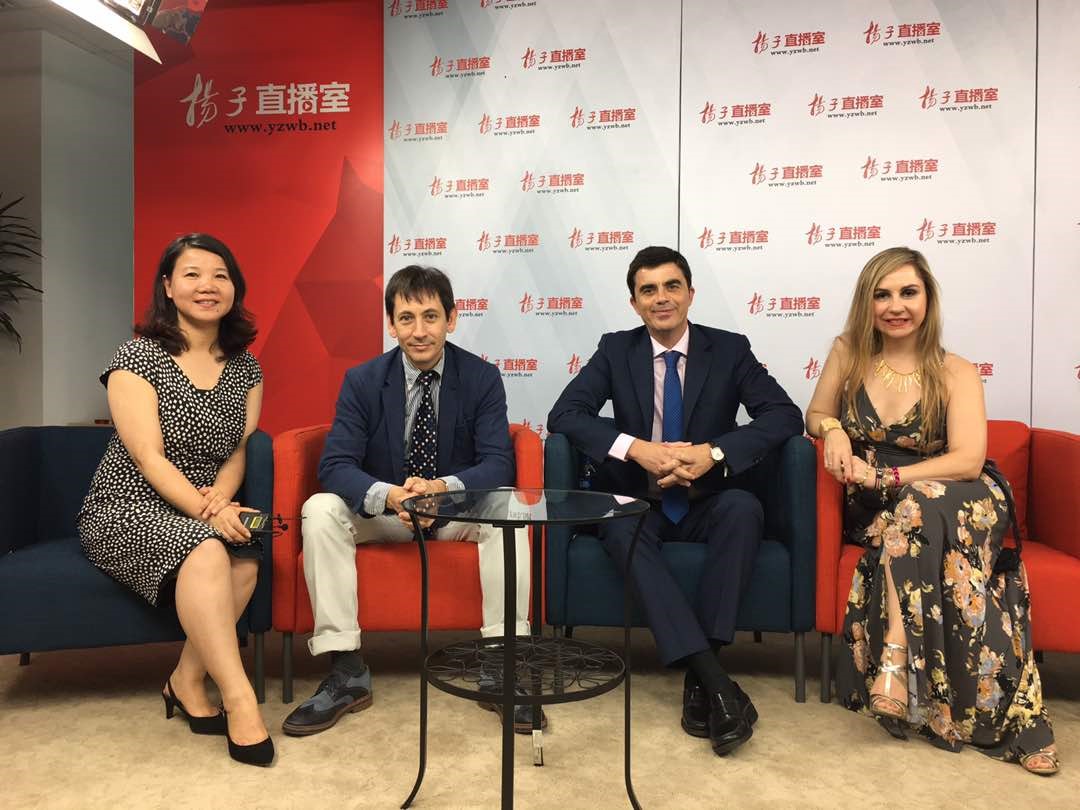 La Decana de la Facultad y el anterior decano entrevistados en directo en una televisión de Nanjing (China) el pasado 10 de julio  - 2